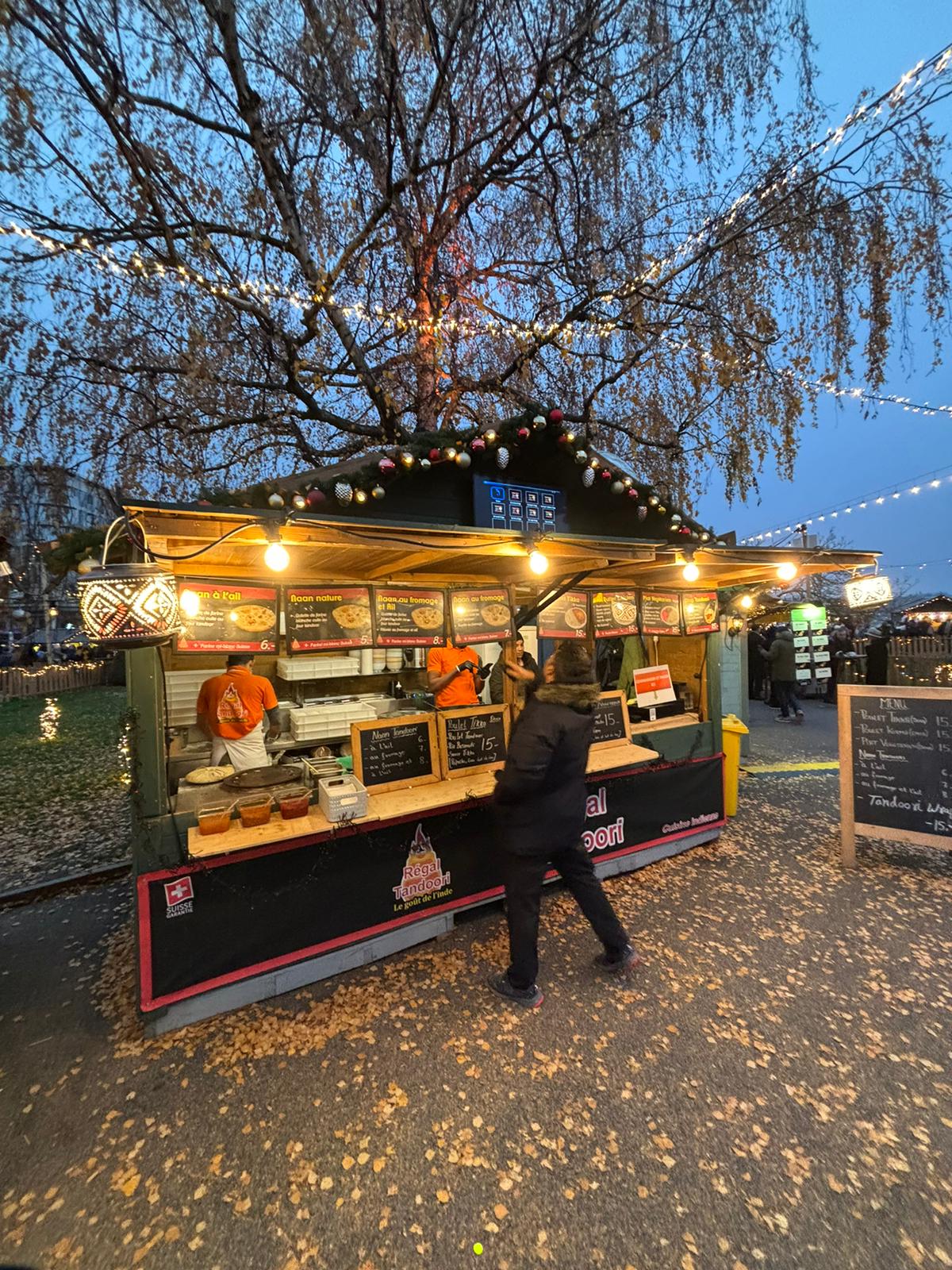 Le stand Régal Tandoori à Genève, sous les lumières d’un événement